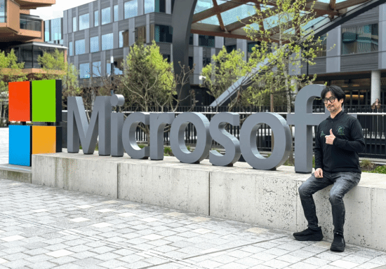 小岛现身微软游戏部门，手拿物品像孩子